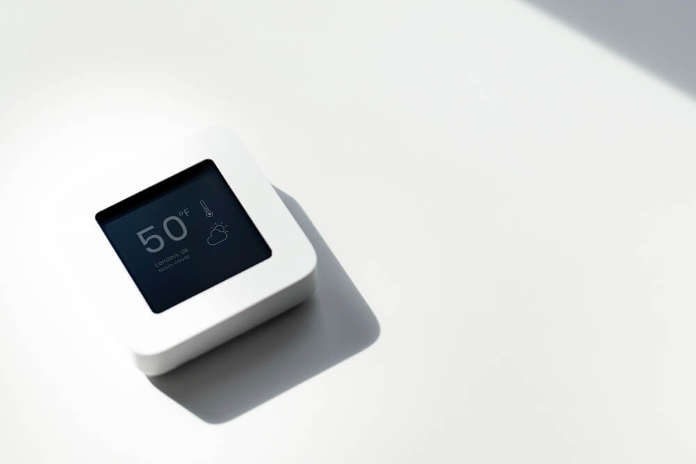 Moderner digitaler Hygrometer auf weißer Fläche